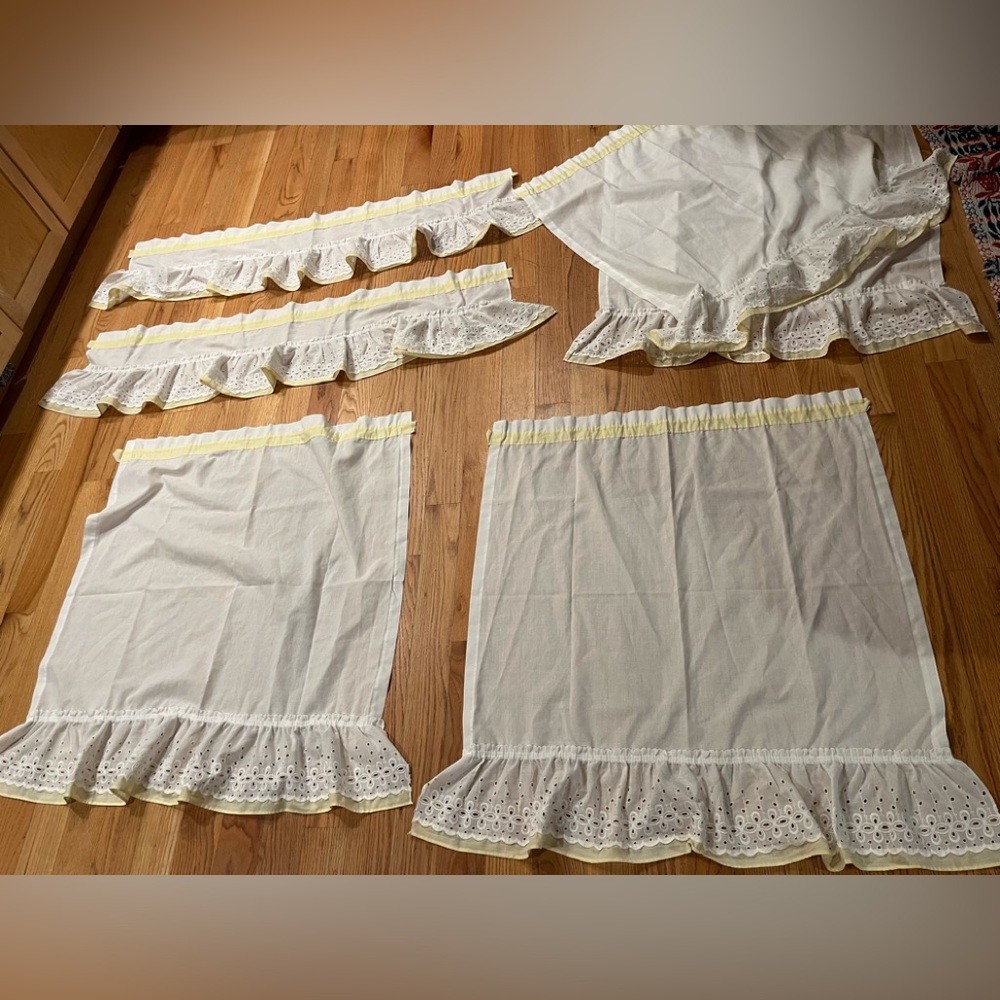 Vintage white ruffled eyelet curtains w pale yellow trim - Picture 12 of 16
